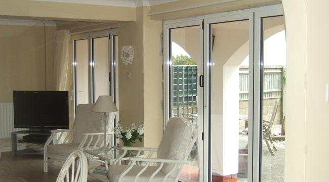 http://www.bifoldingdoorfactory.co.uk/wp-content/uploads/2012/09/aluminium-bifold-doors.jpg